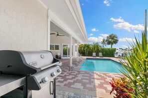 Unclassified image, 5 of 47, button - Recently updated 3 bedroom 2 bath waterfront home with spacious outdoor pool area (Marco Island)