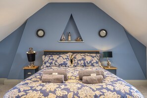 4 bedrooms, iron/ironing board, travel cot, Internet