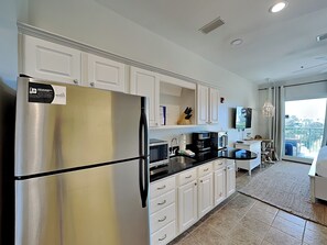 Réfrigérateur, four à micro-ondes, cafetière-théière, grille-pain