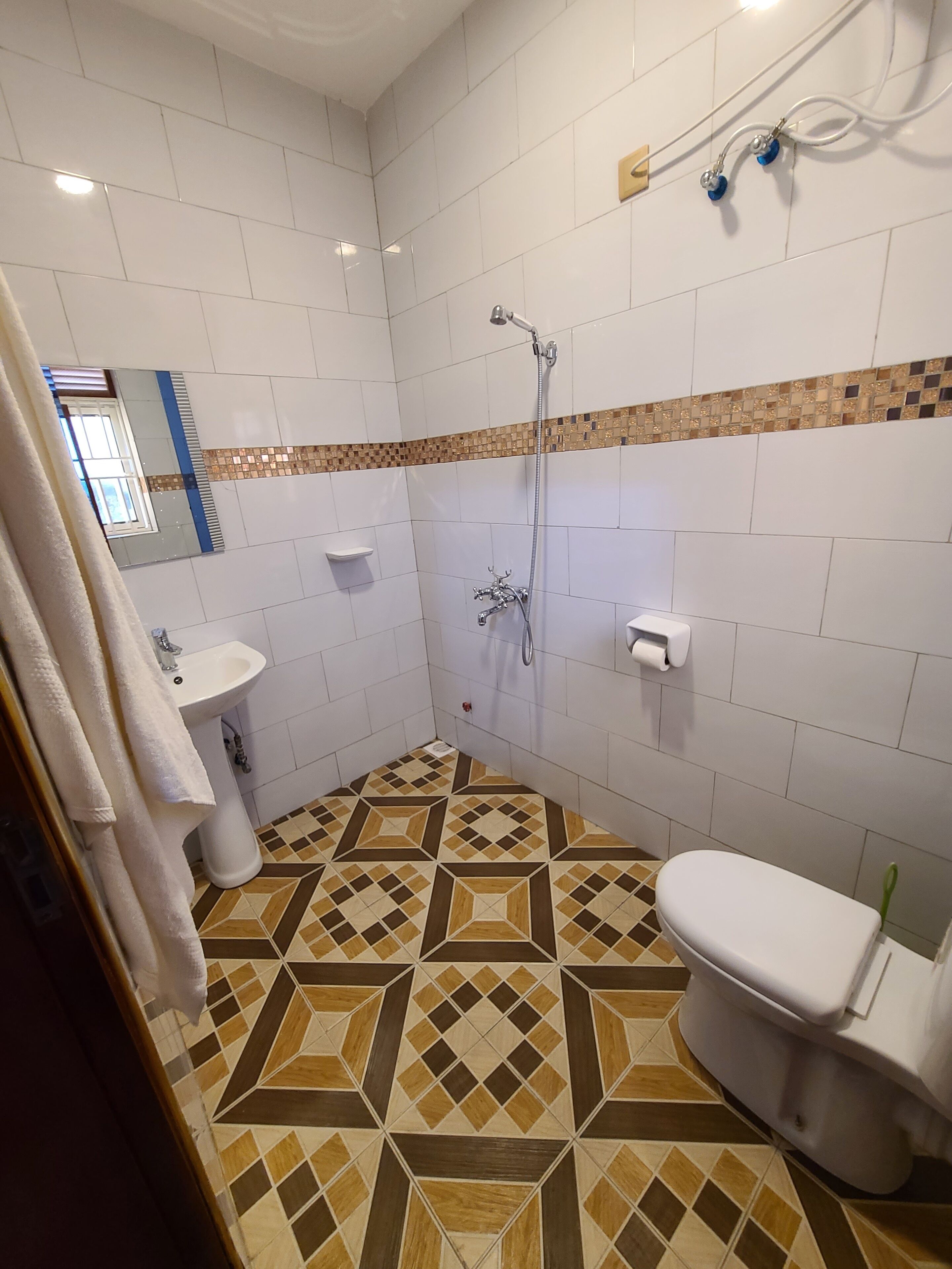 Soffione a pioggia, set di cortesia gratuito, asciugamani, sapone