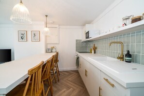 Een koelkast, een microgolfoven, een oven, een kookplaat