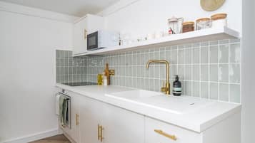 Coffee/tea maker, fridge, microwave, oven