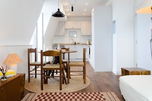 Ein modernes Interieur mit Essbereich, Küche und Schlafbereich.