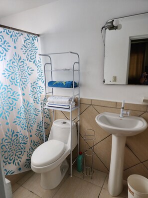 Dusj, håndklær, såpe og toalettpapir