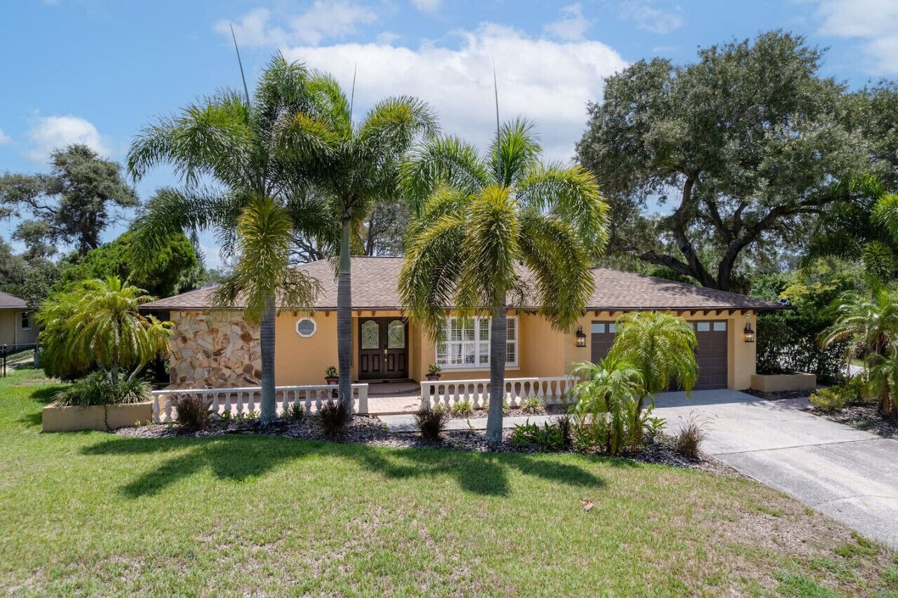 Tarpon Springs Treasure| 4BD|2BA| Huge Backyard