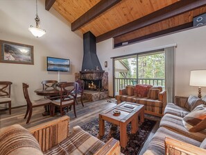 TV, peis, DVD-spiller og bordtennis