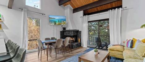 テレビ、暖炉、DVD プレーヤー、卓球台