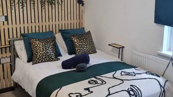 Iron/ironing board, free WiFi, bed sheets