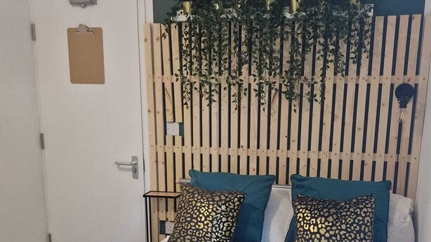 Een strijkplank/strijkijzer, gratis wifi, beddengoed