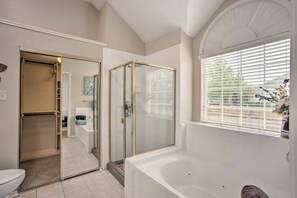 Badewanne, Haartrockner, Handtücher, Shampoo