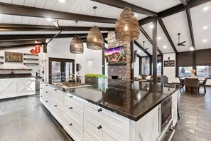 Fridge, microwave, oven, stovetop - North Phoenix Resort Pickleball Court Pool Hot Tub (Phoenix)