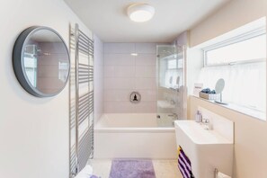 Bathroom - Swan House 3-bed Town House York - up to 5 Guests (York)