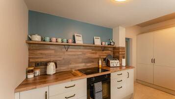 House, Multiple Beds | Private kitchen | Fridge, microwave, oven, stovetop