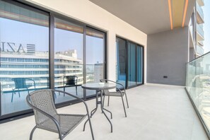 Outdoor dining - Pristine 1BR at Binghatti Creek Al Jadaf by Deluxe Holiday Homes (Dubai)