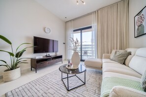 TV - Pristine 1BR at Binghatti Creek Al Jadaf by Deluxe Holiday Homes (Dubai)