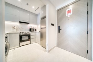 Fridge, microwave, oven, coffee/tea maker - Pristine 1BR at Binghatti Creek Al Jadaf by Deluxe Holiday Homes (Dubai)