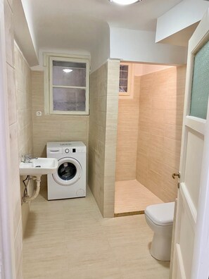 Departamento, 1 cama Queen size | Baño | Regadera y toallas 