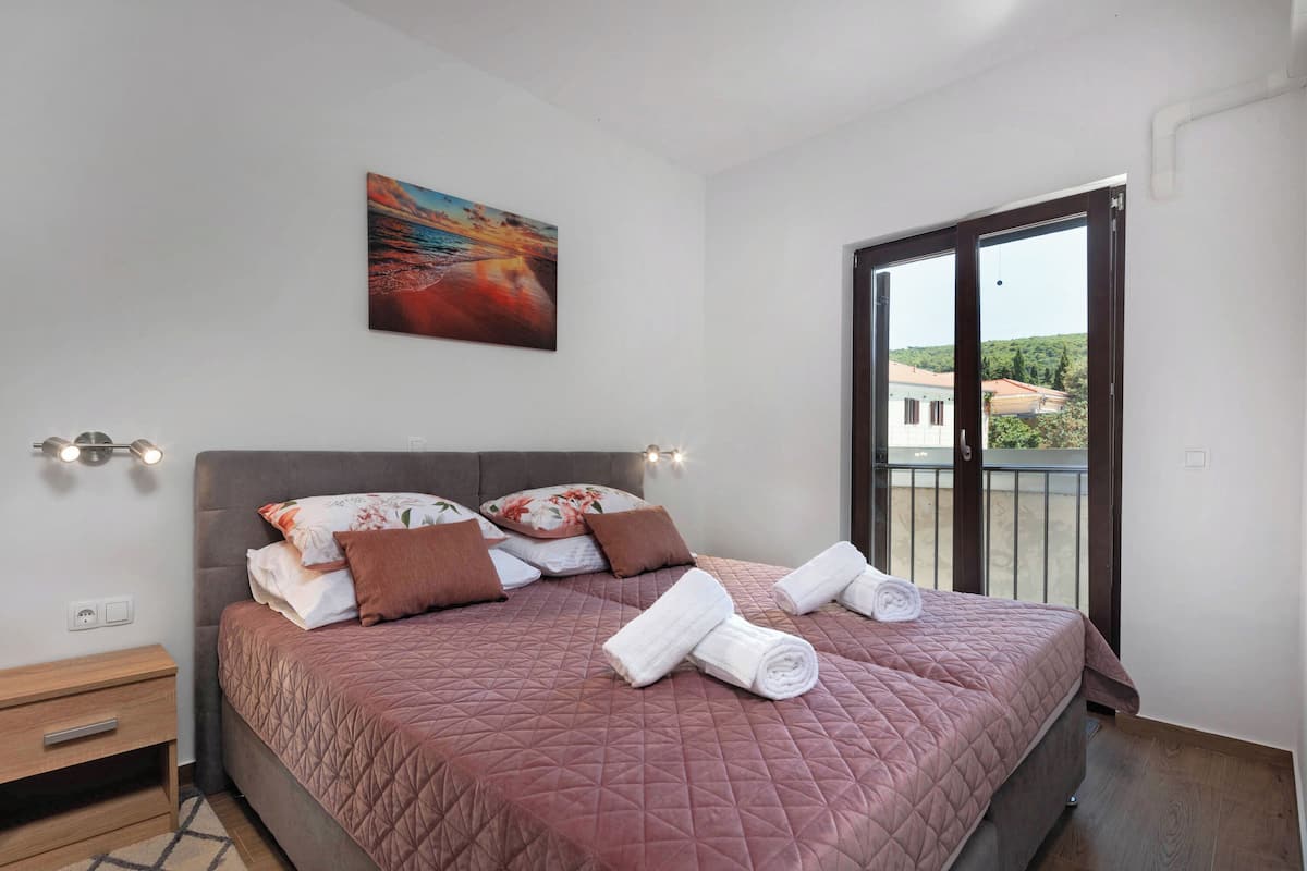 Familjelägenhet - flera sovrum - mot havet (Seafront Apartment Nana 1) | 2 sovrum, gratis wi-fi och sängkläder