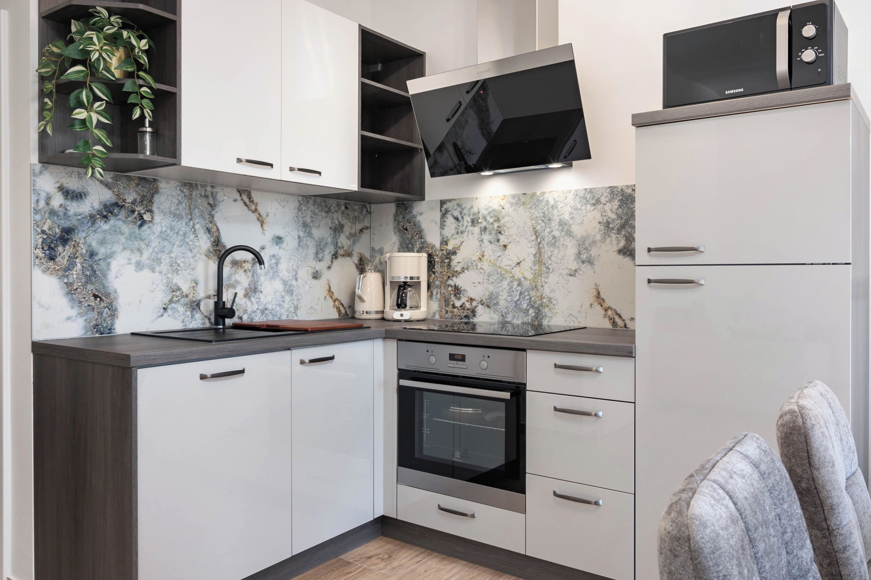 Familjelägenhet - flera sovrum - mot havet (Seafront Apartment Nana 1) | Eget kök | Kylskåp, mikrovågsugn, ugn och spishäll