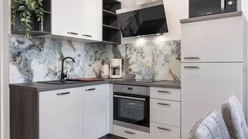 Familjelägenhet - flera sovrum - mot havet (Seafront Apartment Nana 1) | Eget kök | Kylskåp, mikrovågsugn, ugn och spishäll