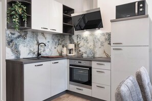 Familienapartment, Mehrere Schlafzimmer, Meerseite (Seafront Apartment Nana 1) | Eigene Küche