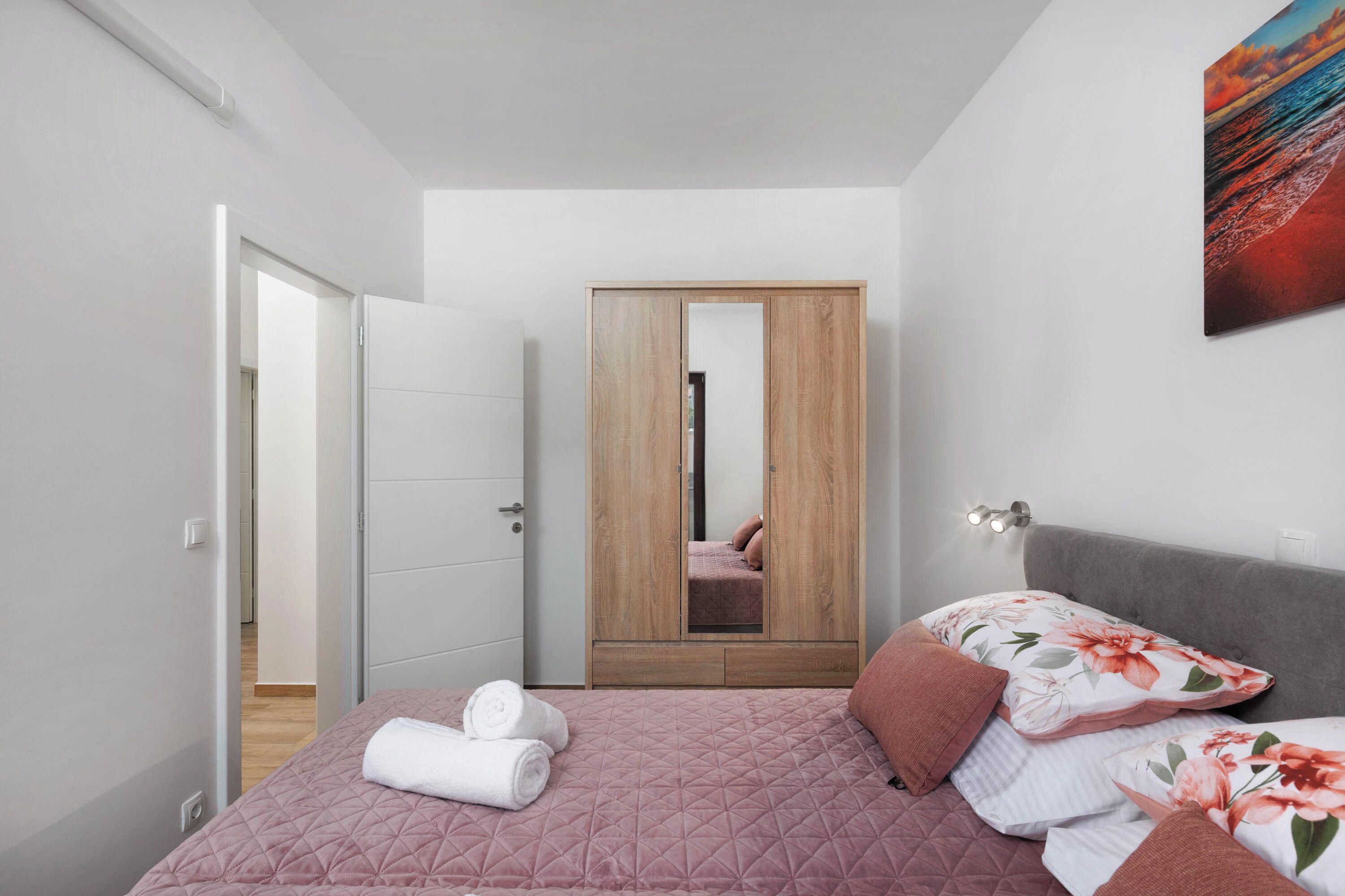 Familienapartment, Mehrere Schlafzimmer, Meerseite (Seafront Apartment Nana 1) | 2 Schlafzimmer, kostenloses WLAN, Bettwäsche