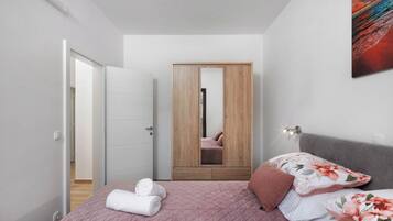 Familienapartment, Mehrere Schlafzimmer, Meerseite (Seafront Apartment Nana 1) | 2 Schlafzimmer, kostenloses WLAN, Bettwäsche