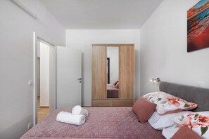 Familienapartment, Mehrere Schlafzimmer, Meerseite (Seafront Apartment Nana 1) | 2 Schlafzimmer, kostenloses WLAN, Bettwäsche