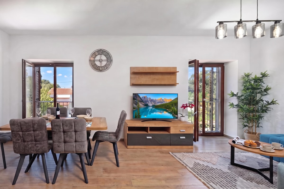 Family Apartment, 2 Bedrooms, Microwave, Sea Facing (Seafront Apartment Nana 1)