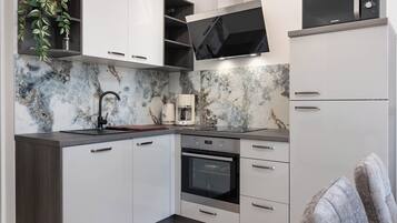 Kühlschrank, Mikrowelle, Ofen, Herdplatte