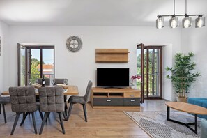 Family Apartment, Multiple Bedrooms, Sea Facing (Seafront Apartment Nana 1) | Interior