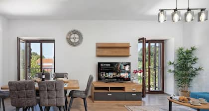 Seafront Apartment Nana