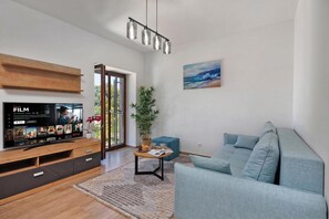 Familienapartment, Mehrere Schlafzimmer, Meerseite (Seafront Apartment Nana 1) | Wohnbereich | 21-Zoll-Smart-TV mit Kabelempfang