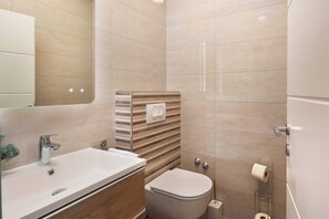 Căn hộ dành cho gia đình, nhiều phòng ngủ, đối diện biển (Seafront Apartment Nana 1) | Phòng tắm | Buồng tắm vòi sen, máy sấy tóc, khăn tắm, xà phòng 
