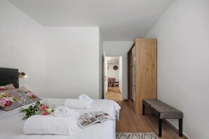 อพาร์ทเมนท์สำหรับครอบครัว, หลายห้องนอน, หันหน้าสู่ทะเล (Seafront Apartment Nana 2) | 2 ห้องนอน, Wi-Fi ฟรี, ผ้าปูที่นอน