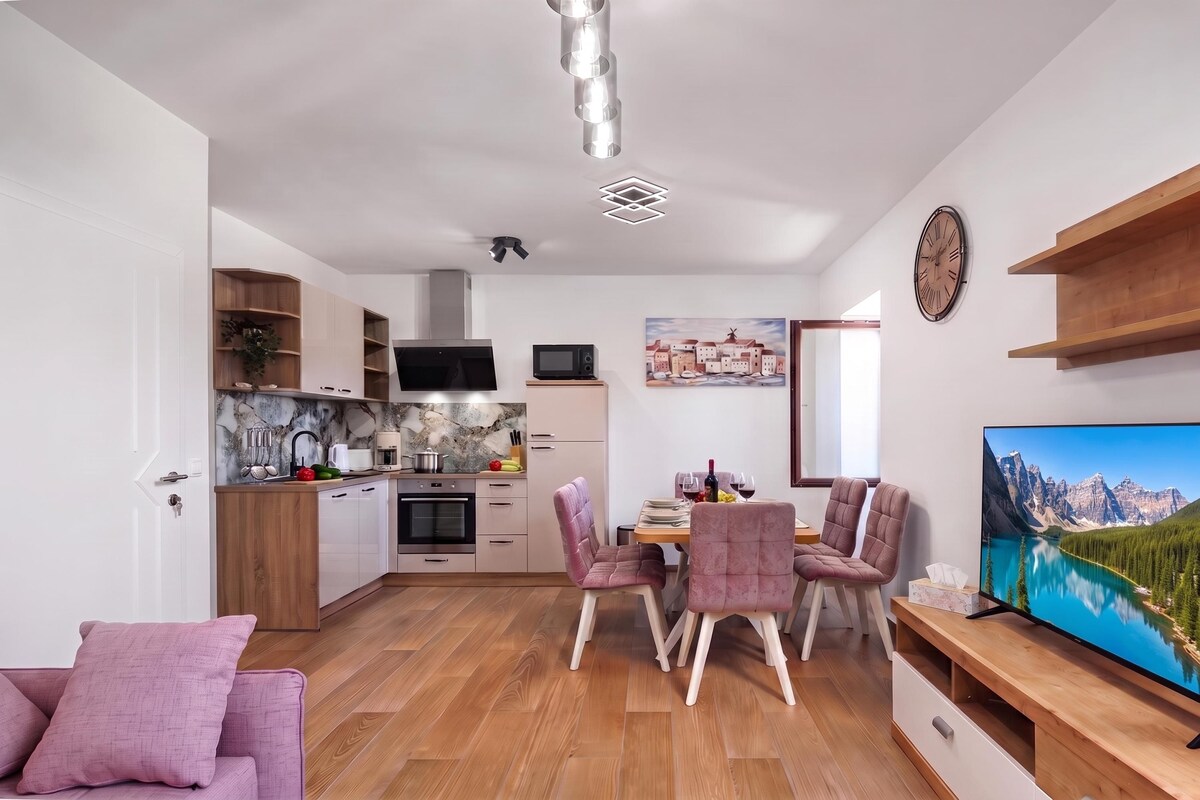 Family Apartment, 2 Bedrooms, Microwave, Sea Facing (Seafront Apartment Nana 2)
