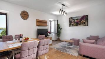 Familienapartment, Mehrere Schlafzimmer, Meerseite (Seafront Apartment Nana 2) | Wohnbereich | 21-Zoll-Smart-TV mit Kabelempfang