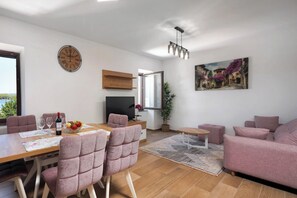 Căn hộ dành cho gia đình, nhiều phòng ngủ, đối diện biển (Seafront Apartment Nana 2) | Khu phòng khách | Smart TV 21-inch có truyền hình cáp 