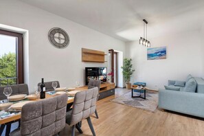 Căn hộ dành cho gia đình, 2 phòng ngủ, lò vi sóng, đối diện biển (Seafront Apartment Nana 1) | Nội thất