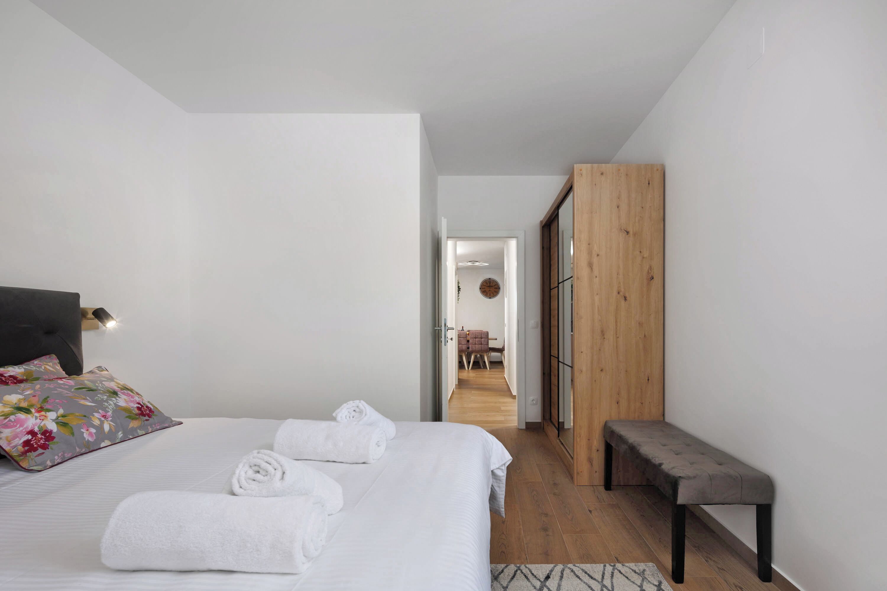 2 عدّة غرف نوم وملاءات أسرّة