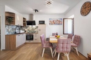 Een koelkast, een microgolfoven, een oven, een kookplaat