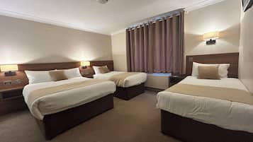 Decoración personalizada, muebles diferentes y cortinas blackout