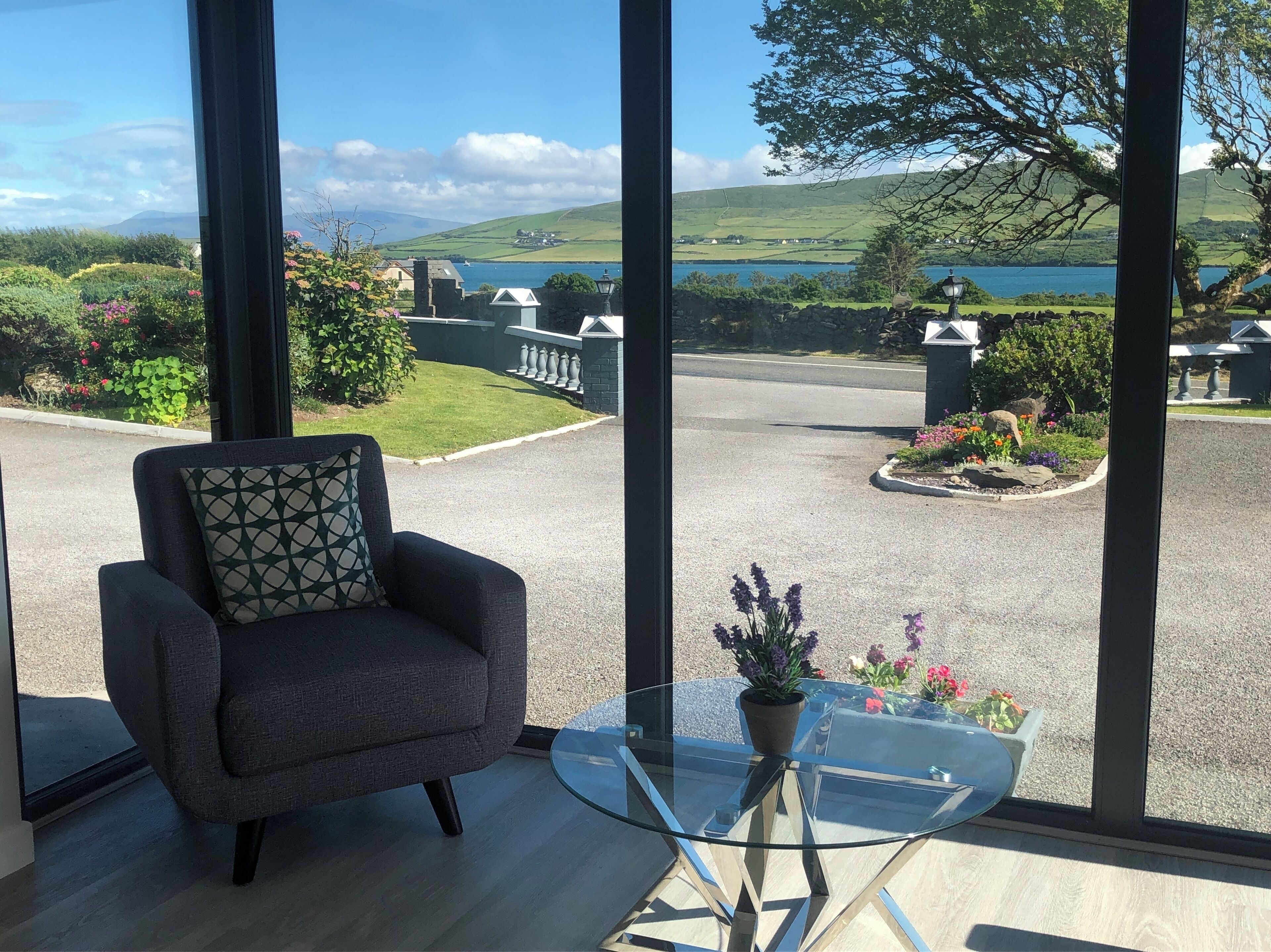 TV màn hình phẳng 22-inch có truyền hình kỹ thuật số, sách 