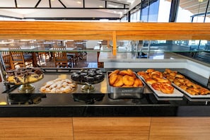 Café da manhã com buffet grátis todos os dias