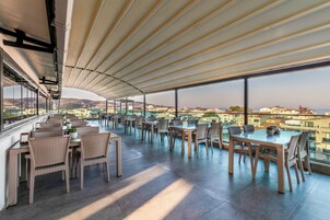 Café da manhã com buffet grátis todos os dias