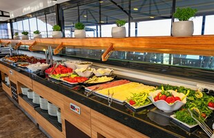 Café da manhã com buffet grátis todos os dias