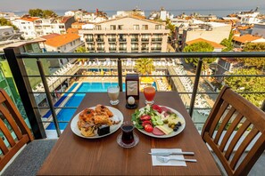 Basic Room | In-room dining - Özkaptan Aqua Otel (Marmara)