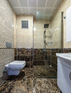 Quarto básico | Banheiro | Chuveiro, secador de cabelo, toalhas de banho 