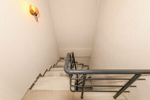 Comfort Duplex | Bathroom | Shower, hair dryer, towels