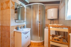 シャワー、タオル、石鹸、トイレットペーパー